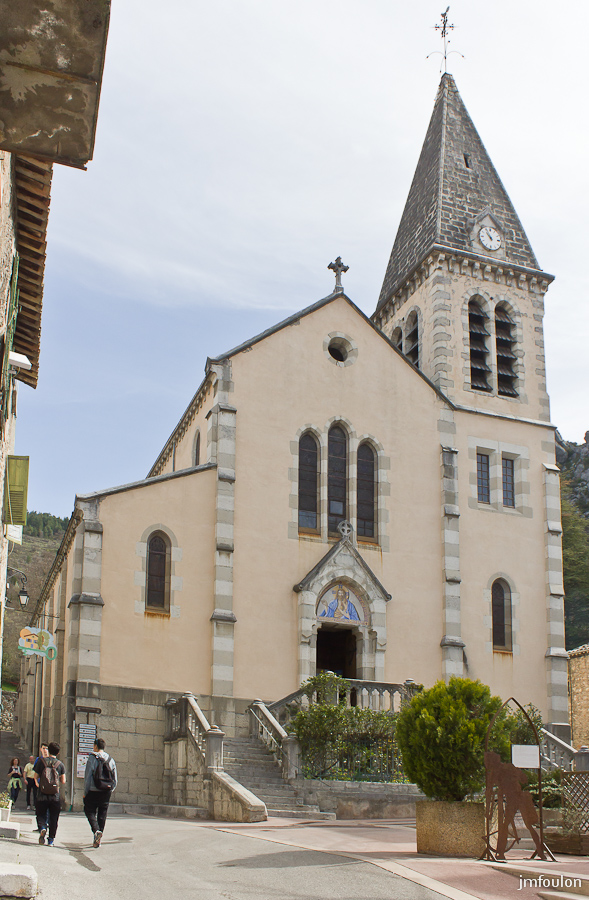 castellane-027.jpg - Castellane - Eglise du Sacré-Coeur construite en 1868-1873 par l’abbé Pougnet et consacrée à Notre-Dame. Elle est agrandie par des bas-côtés en 1896