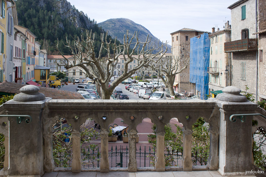 castellane-030.jpg - Castellane - Vue sur la Place de l'Eglise depuis le parvis de l'Eglise du Sacré-Coeur