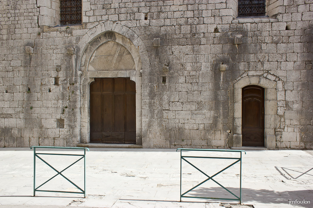 castellane-050.jpg - Castellane - Entrées de l'Eglise Saint Victor (XIII) dans la rue qui porte son nom
