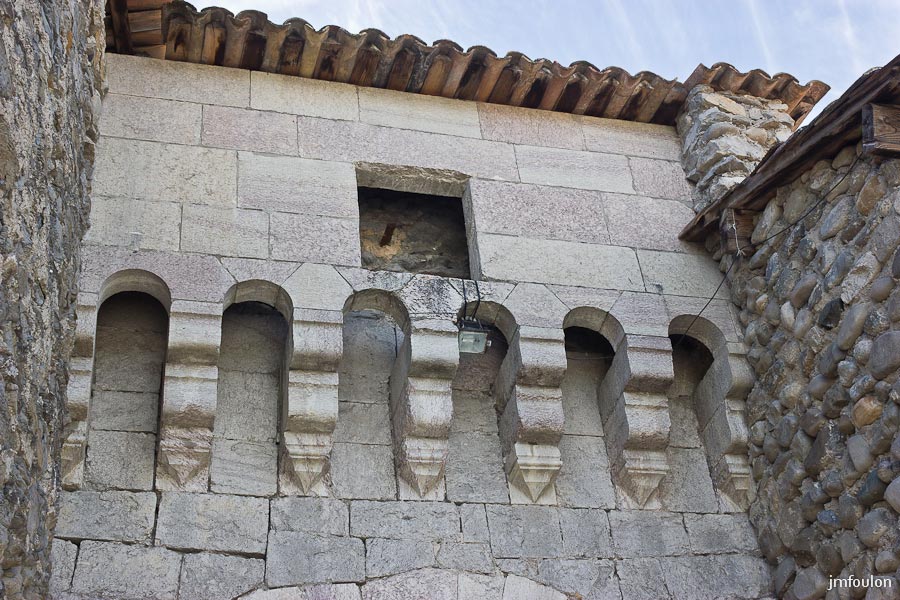 ch-tallard-inter-004.jpg - Le machicoulis au dessus du châtelet. Les murs au dessus de celui-ci ainsi que ceux des deux tours étaient plus hauts à l'origine et crénelés et couverts (voir maquette).