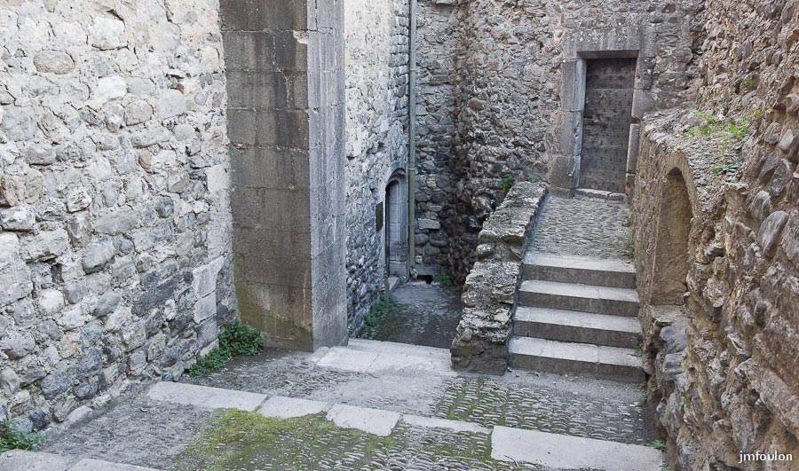 ch-tallard-inter-008.jpg - A droite du Châtelet depuis la Cour d'Honneur, on accède à cet espace. Au fond à droite, l'accès à la Tour de la Prison, aujourdhui totalement ruinée. An bas à gauche, on entre dans la chapelle souterraine.