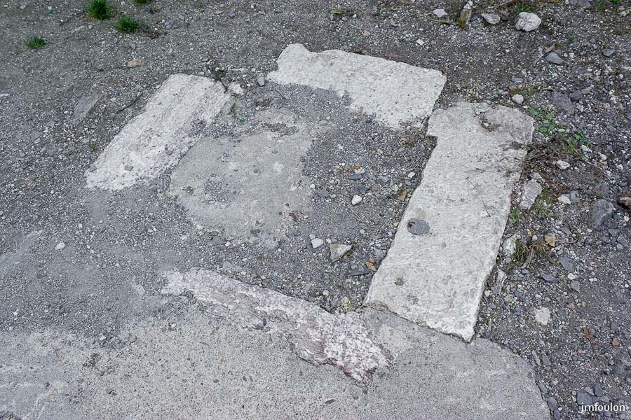 ch-tallard-inter-010-2.jpg - Au sol de la Tour de la Prison, se trouve cette ancienne trappe aujourd'hui comblée qui menait au cachot.