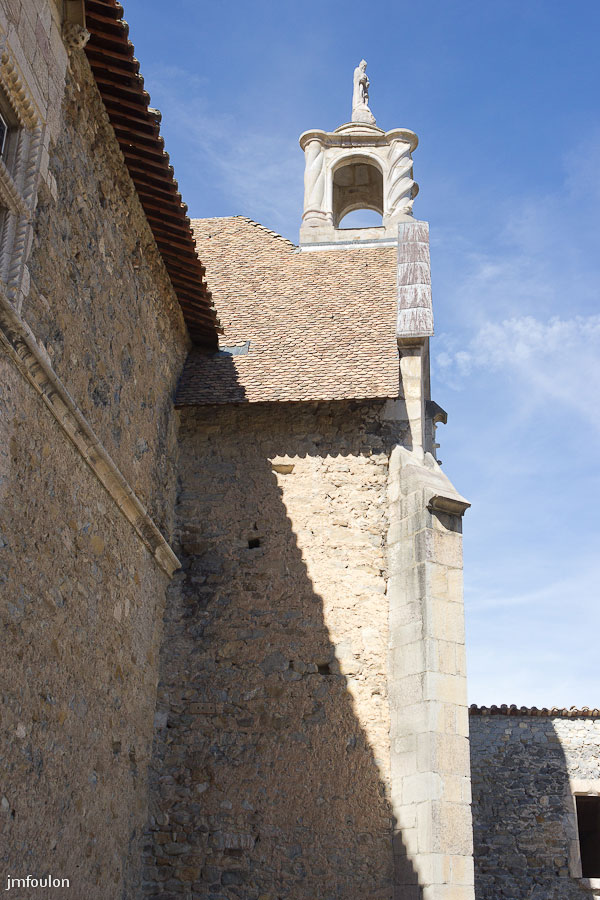 ch-tallard-inter-015.jpg - Nous voici devant la chapelle St Jean construite au début du XVIe par Bernardin de Clermont (1440-1522).