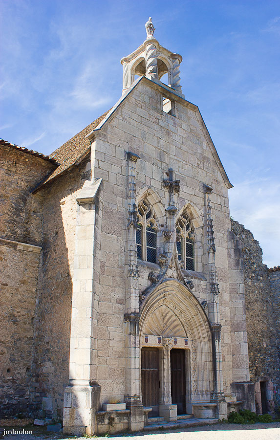 ch-tallard-inter-017.jpg - Chapelle St Jean. Elle est de style Gothique Flamboyant et surmontée d'un rare représentation de la Trinité.