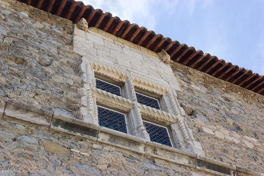 ch-tallard-inter-024.jpg - Une des sept fenêtres à croisillons sur la façade Sud/Est de la salle des Gardes.