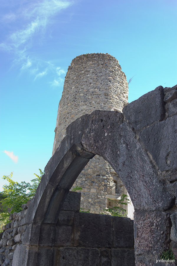 ch-tallard-inter-031.jpg - Entrée de la Cour des Gardes et une des quatre tours près de  laquelle se trouvait la première chapelle du château.