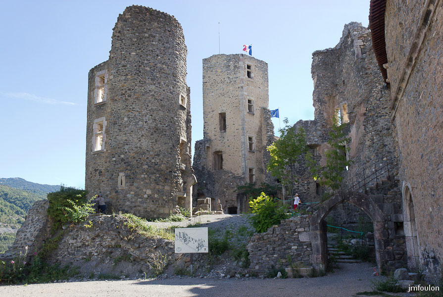 ch-tallard-inter-032.jpg - Vue sur la partie médiévale du château. Au centre la Tour de l'Escalier et à droite les vestiges du donjon carré. Ces tours étaient  à l'origine bien plus hautes, crénelées et couvertes. (Voir maquette)