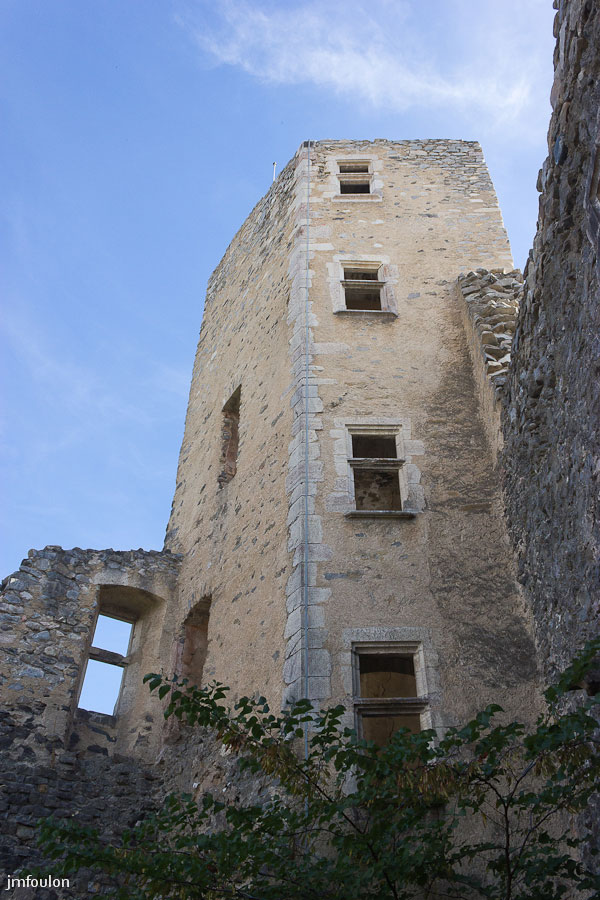 ch-tallard-inter-035.jpg - La tour de l'Esclier. Nous somme dans la Haute Cour.