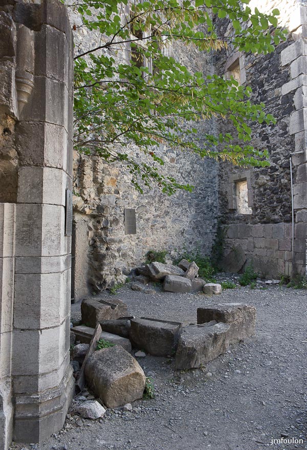 ch-tallard-inter-040.jpg - Entrée de la Tour de l'Escalier. A gauche le Logis des Seigneurs et au fond à droite le mur Ouest du donjon.