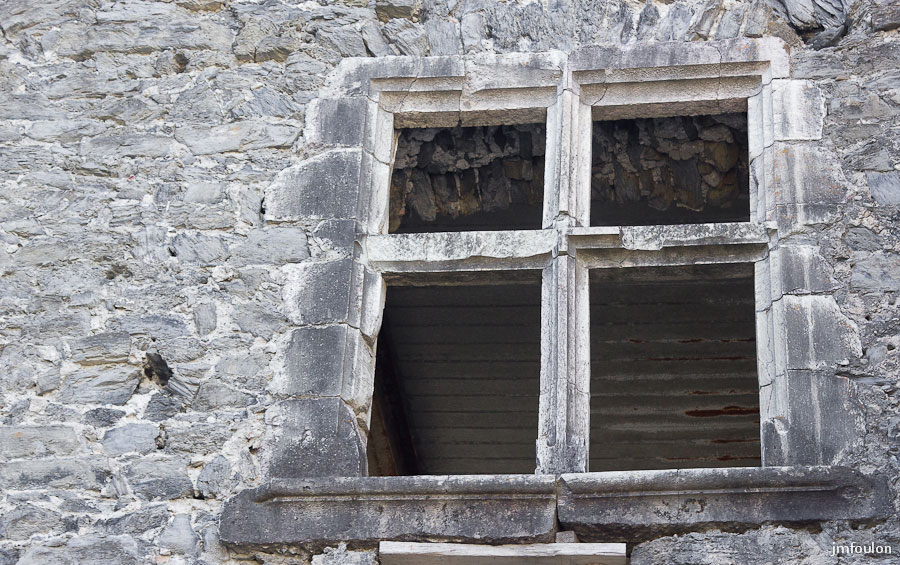 ch-tallard-inter-042.jpg - Fenêtre à meneaux à l'étage du Logis des Seigneurs.