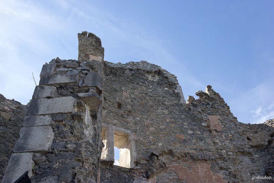 ch-tallard-inter-043.jpg - Vestiges du donjon depuis la Haute Cour.