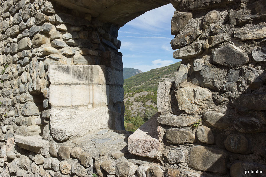 ch-tallard-inter-054.jpg - Ouverture donnant sur la Durance en contrebas.