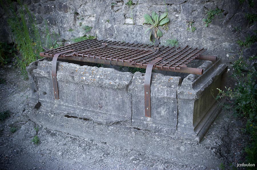 ch-tallard-inter-055.jpg - La citerne. Elle est le seul point d'eau du château. Elle recueillait l'eau de pluie.