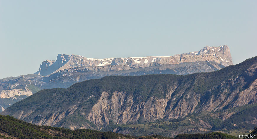 rav-terre-basse-22.jpg - Zoom sur le Plateau de Bure: De gauche à droite: Tête de la Cluse (2682 m) - Tête des Pras Arnaud (2617 m) - Plateau de Bure (2565 m) - et le Pic de Bure (2709 m)