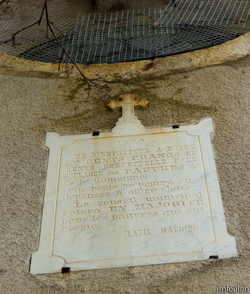 rav-terre-basse-42.jpg - Curieuse plaque sur l'eglise du village