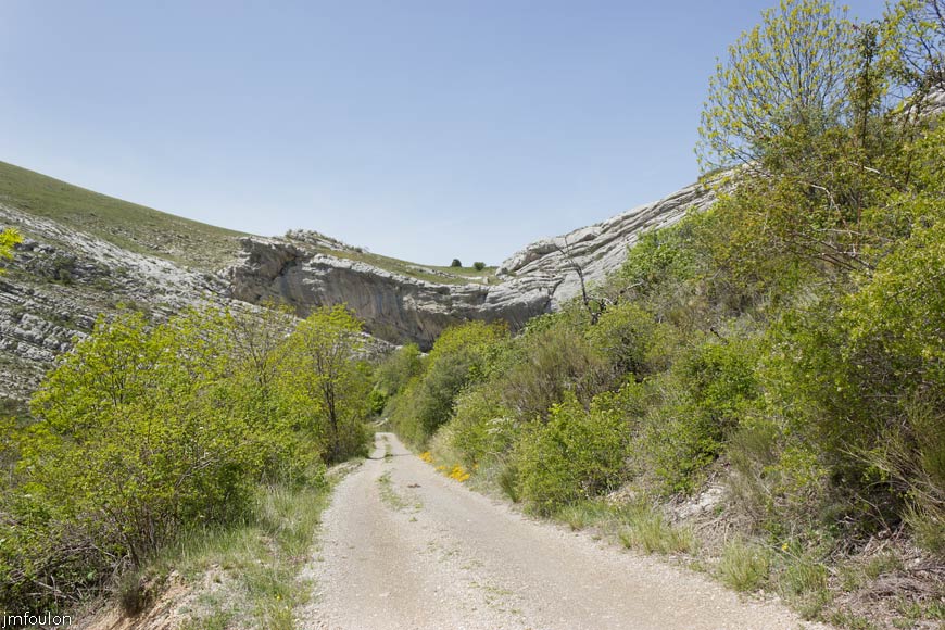 rav-terre-basse-48.jpg - Encore deux lacets avant le Col ! ... Je suis un peu gai. D'aimables personnes m'ont offert le pastis au village. Vaillant, j'ai décidé de pousser jusqu'au Pas pour casser la croute. Après on attaque la descente. Malin ! ...