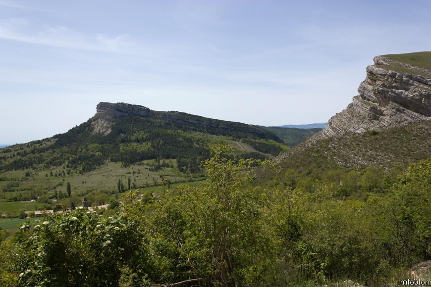 rav-terre-basse-50.jpg - Saint Geniez niché entre les deux proues d'Aigues Champs (1183 m) au loin et de Gourras (1223 m) à droite