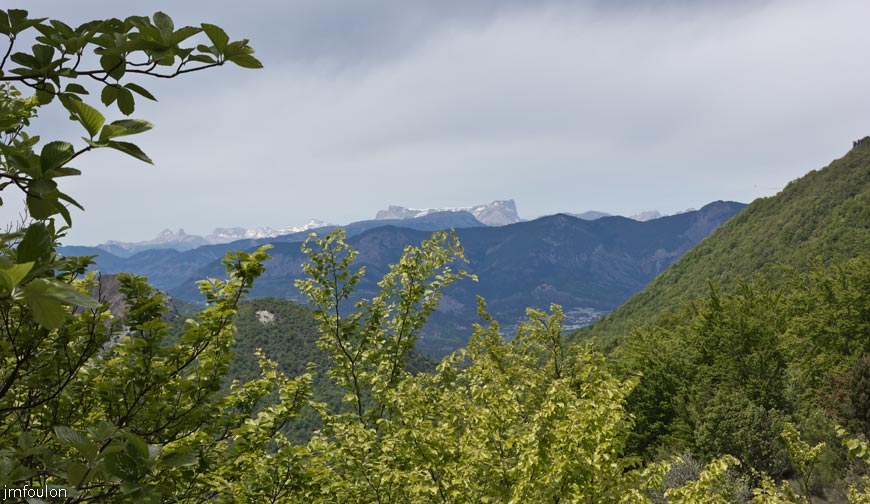 rav-terre-basse-55.jpg - Le temps se gâte ! ... Dans l'ombre du Grand Vallon, on aperçois vers la droite la Motte du Caire