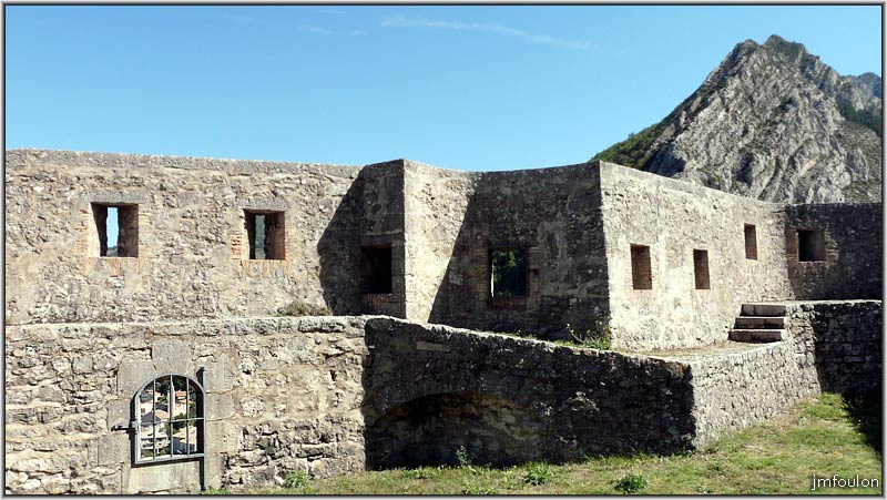 cita-104web.jpg - Autre vue sur le rempart et ses nombreuses meurtrières