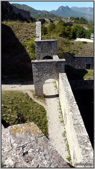 cita-128web.jpg - Vue vers l'ouest. On voit ici les escarpes des deux casemates