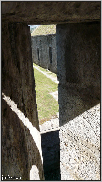 cita-149web.jpg - Vue sur la 1ère casemate depuis une des meurtrières du Grand Retranchement