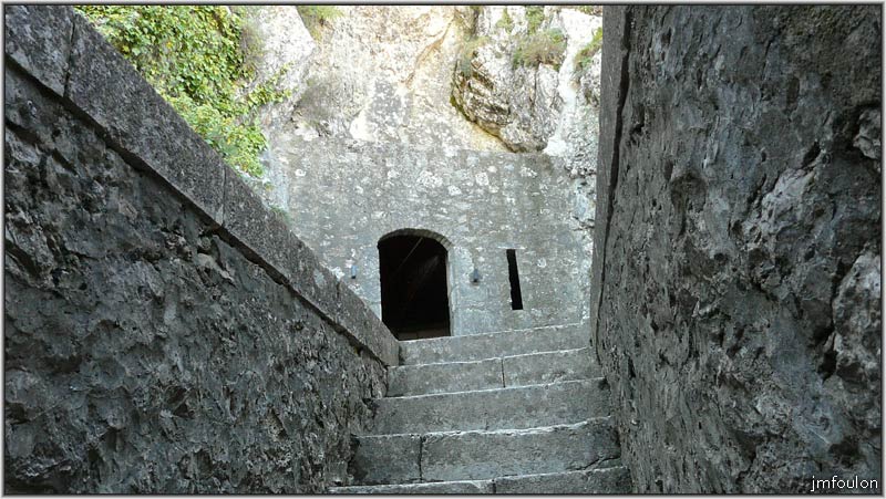 cita-164web.jpg - En haut de l'escalier, on débouche sur une petite cour. Ensuite on prend le passage sous le rocher
