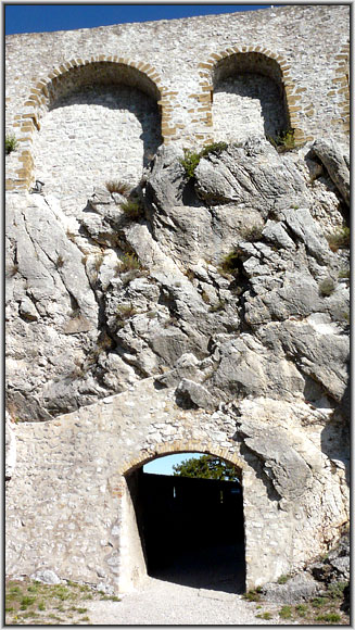cita-57web.jpg - La poterne taillée dans la roche qui va nous mener vers les bastions du Buech et de la Durance, au nord de la citadelle. Au dessus, le chemin de ronde (XIIIème)