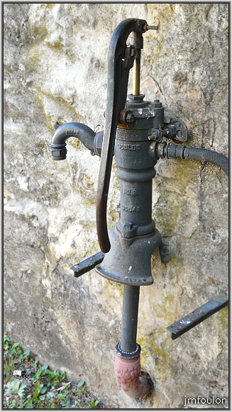 cita-110web.jpg - Vieille pompe à eau dans la cour entre les deux casemates