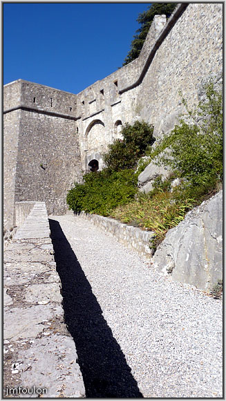 cita-174web.jpg - Rampe d'accès de la 1ère a la seconde enceinte