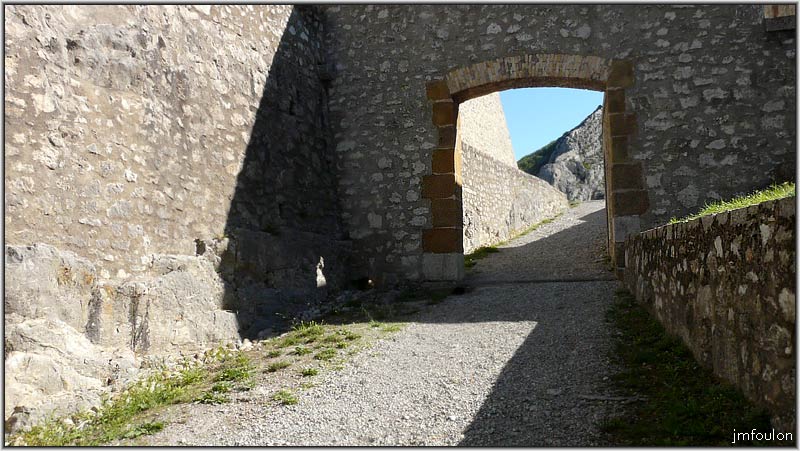 cita-51web.jpg - Cette même porte vue de l'extérieur du bastion