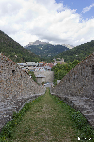 fort-france-03.jpg - Colmars-les-Alpes - Le Fort de France -  La double coponnière depuis l'entrée du fort. Celle-ci n'est plus aujourd'hui relièe aux fortifications de la ville close.