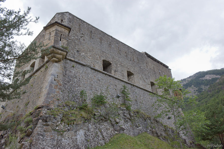 fort-savoie-013.jpg - Colmars-les-Alpes - Le Fort de Savoie - La face Ouest du fort qui donne sur le Verdon en contrebas.