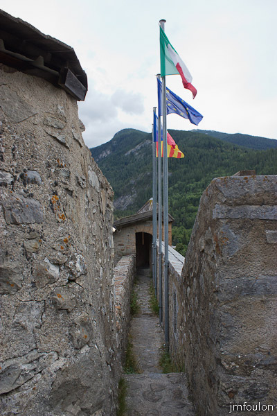 fort-savoie-036.jpg - Colmars-les-Alpes - Le Fort de Savoie - La courtine Sud. Au fond l'échauguette visitée précédemment.