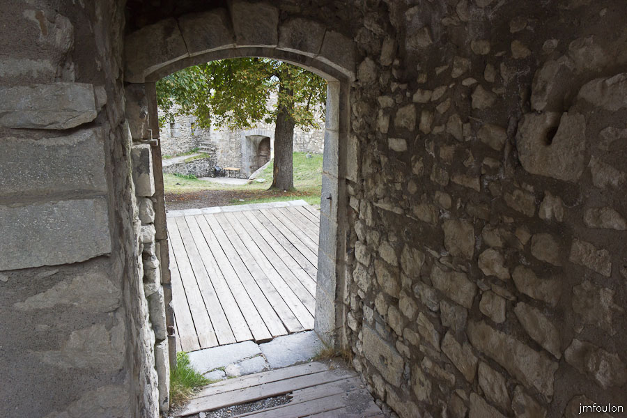 fort-savoie-040.jpg - Colmars-les-Alpes - Le Fort de Savoie - La première enceinte, depuis l'entrée dans la seconde.
