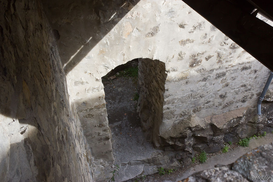fort-savoie-072.jpg - Colmars-les-Alpes - Le Fort de Savoie - Accès à la citerne. Celle-ci récupérait les eaux de pluie et de fonte des neige. Il y  a probablement un impluvium au niveau de la cour Nord.