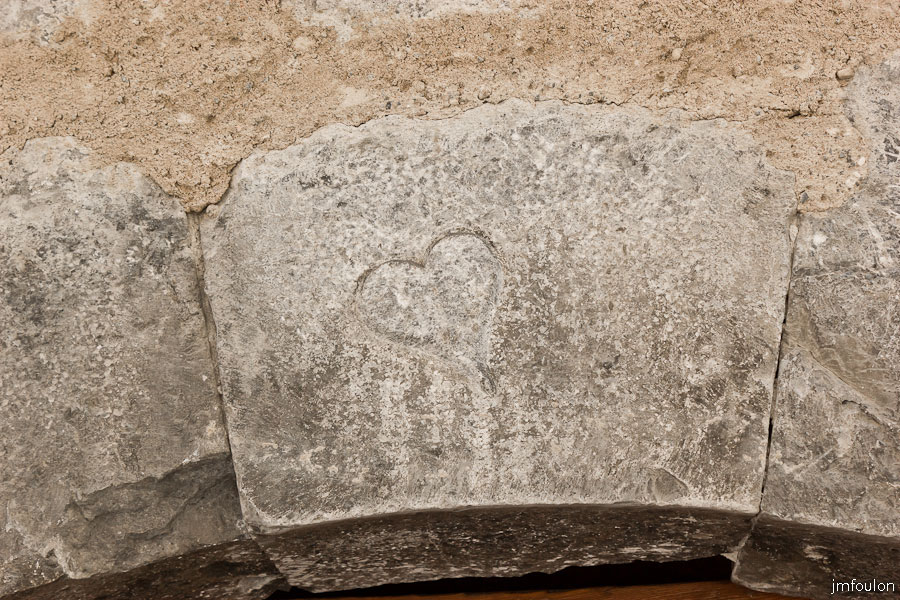 colmars-045.jpg - Colmars-les-Alpes - Détail sur la clé de voûte d'une porte rue Grande.