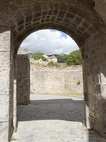 colmars-052.jpg - Colmars-les-Alpes - Porte de Savoie vue de l'intérieur - Au loin, le Fort de Savoie.