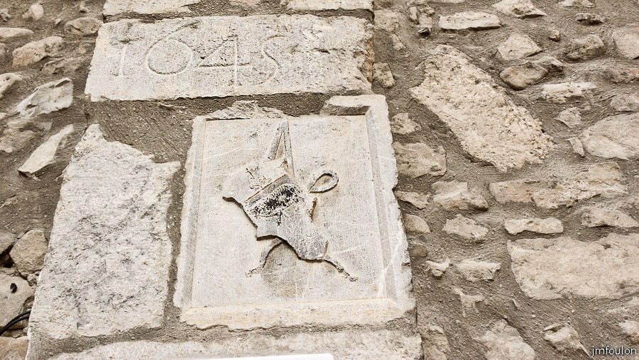 colmars-065.jpg - Colmars-les-Alpes - L'ancien blason de Colmars sur le mur de la chapelle Saint-Joseph à gauche de l'entrée.