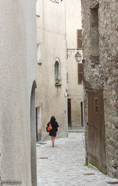 colmars-096.jpg - Colmars-les-Alpes - Une autre rue de Colmars et sa passante !