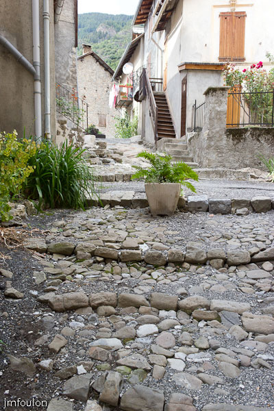 colmars-099.jpg - Colmars-les-Alpes - Vestiges des calades qui recouvraient jadis les rue de la ville close.