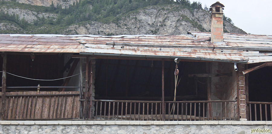 colmars-110-2.jpg - Ou profiter de la chaleur du soleil pour besogner. Ce bel ensoleillement, en desséchant tout, faisait courir de gros risques d'incendie. Un incendie terrible embrasa Colmars le 8 août 1672.