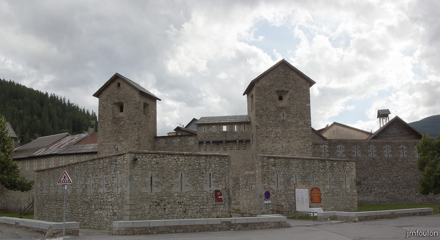colmars-119.jpg - Colmars-les-Alpes - La Porte de Savoie - On aperçois à droite le clocher de la chapelle Saint Joseph.