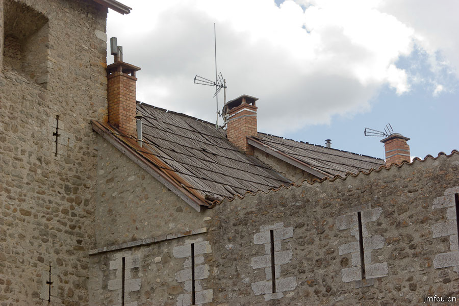 colmars-132.jpg - Colmars-les-Alpes - Fortifications et toitures de bardeaux de mélèzes. A gauche la Tour Saint Joseph.