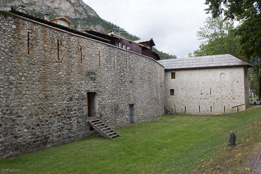 colmars-133.jpg - Colmars-les-Alpes - Les fortifications entre la porte de Savoie et celle des Glacis.