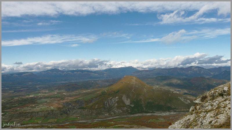 gache-16web.jpg - Vallée de la Durance, Montagne de Hongrie et le Sasse juste au premier plan en bas.