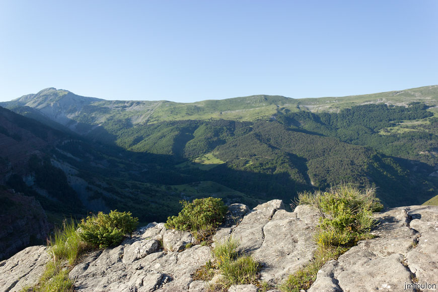 esparron-monges-012web.jpg - De gauche à droite: les Monges (2115 m) Coste Belle (2106 m) Crête du Raus (1832 m) et Serrière des Cabanes (1787 m)