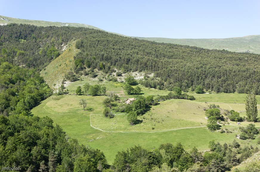 esparron-monges-062web.jpg - En bas au milieu des près: La Sapie