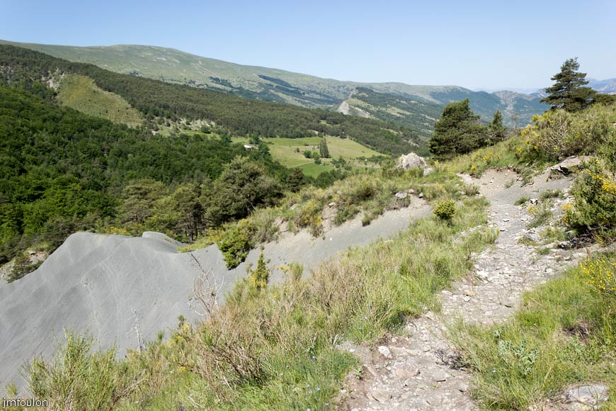 esparron-monges-074web.jpg - Le sentier - Vue vers le Nord (vue à contresens de la marche)