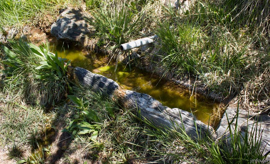 esparron-monges-084web.jpg - Une seconde source captée sur le sentier