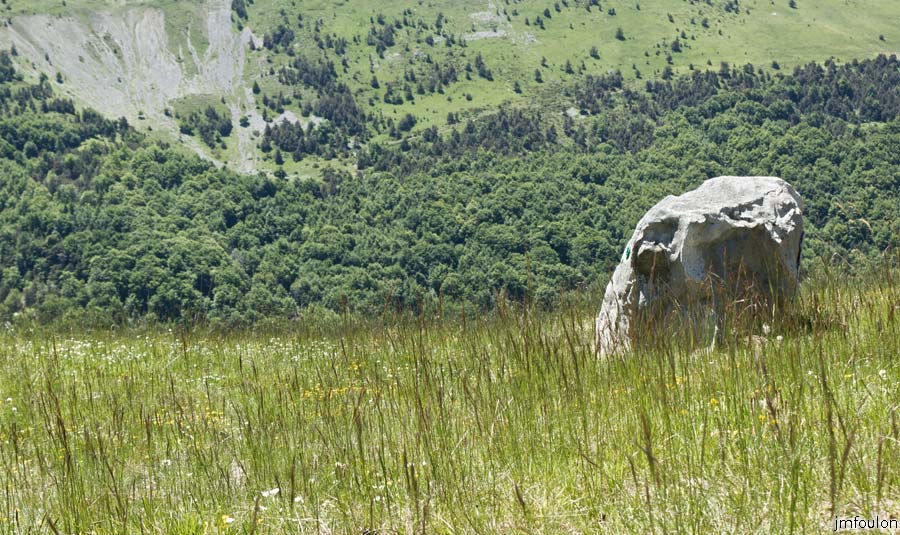 esparron-monges-090web.jpg - Le Rocher qui Parle installé par l'Office de Tourisme des Hautes Terres de Provence